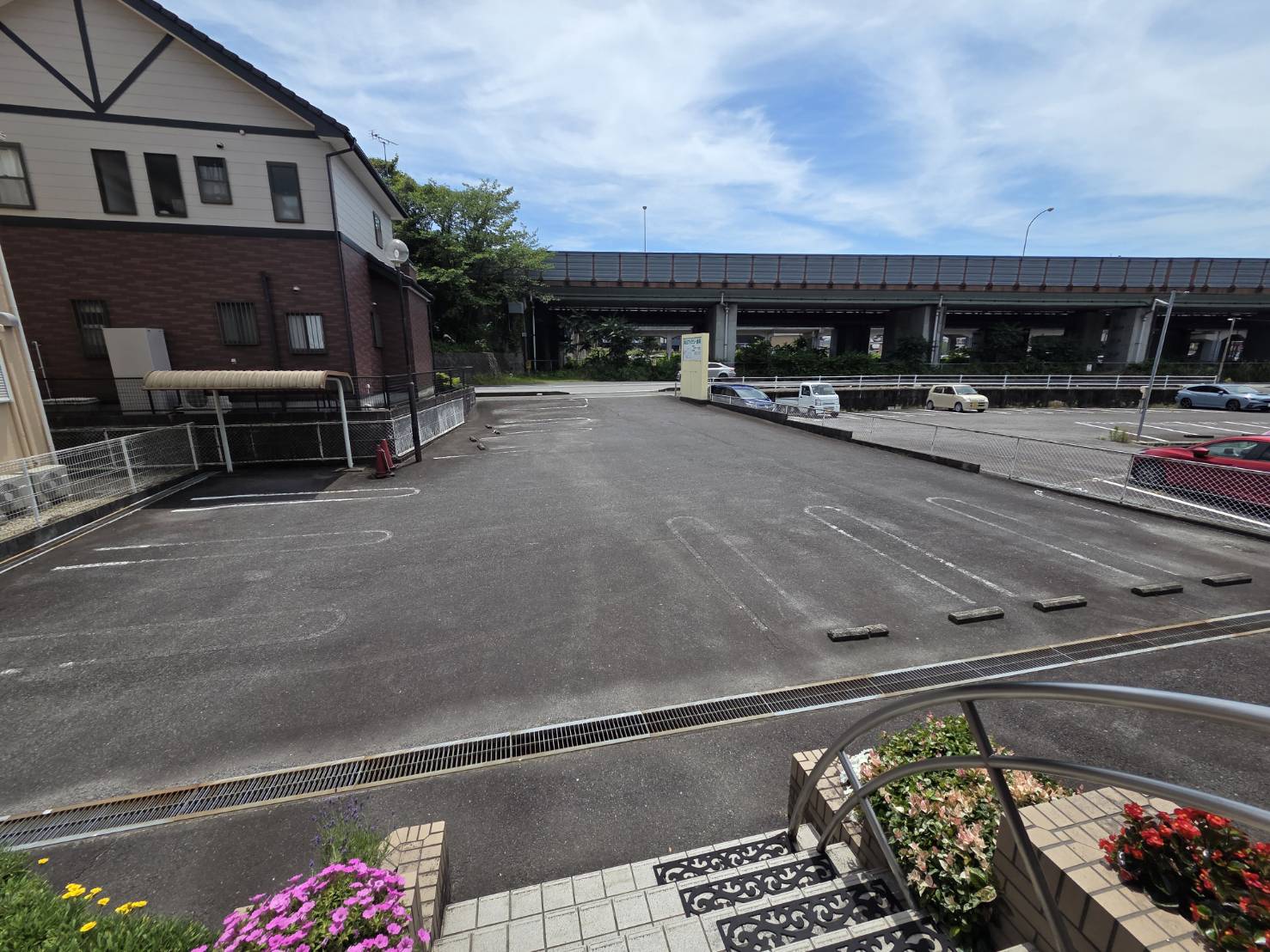 無料駐車場8台